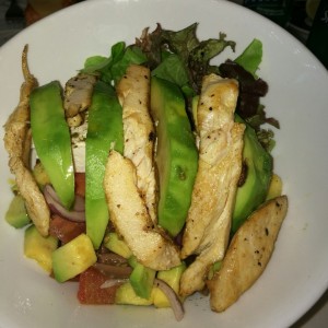 ensalada griega con pollo (aguacate adicional)