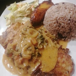 Filete de pescado con salsa El Caribe 