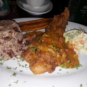 arroz con coco y filete de pescado