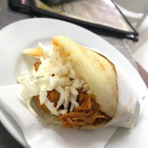 Arepa con carne mechada y queso blanco