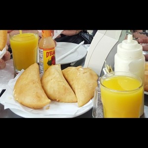 Empanadas con Jugo de Naranja