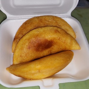 Empanada de pollo, carne y queso.