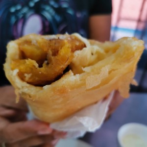 Empanada de queso y tajada