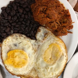 Desayuno Criollo con huevos fritos