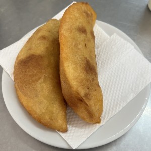 Empanada de pollo y mechada