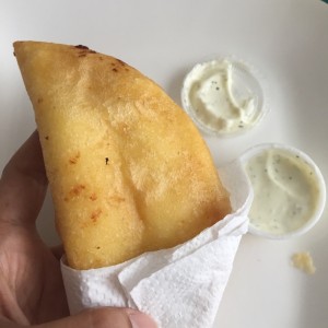 Empanada de Queso y salsita