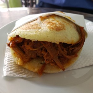 Arepa con carne mechada 