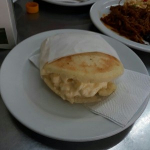 Arepa rellena de queso telita