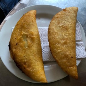 Empanada de Pollo y De Carne