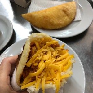 arepa pelua y empanada de queso