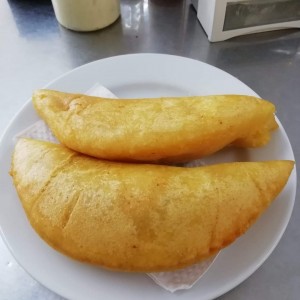 empanadas de queso y carne mechada