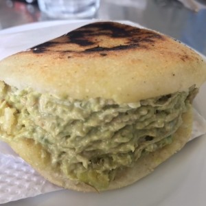 Arepa con pollo y aguacate