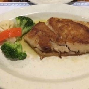 corvina semi apanada con vegetales salteados