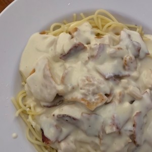 Spaghetti Alfredo con Pollo