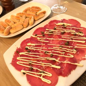 Carpaccio di Massimo y panecillos de la casa