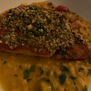 Salmon crocante con risotto de camarones