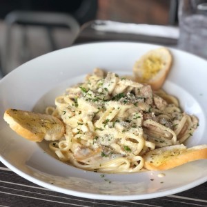 Linguini con pollo y hongos