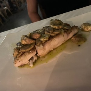 Corvina con hongos