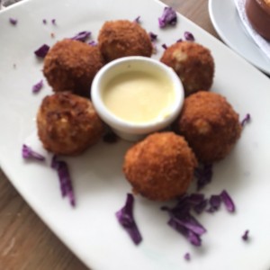 Croquetas de Langosta con Salsa de Quesos