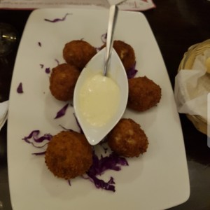 Croquetas de Langosta con salsa tres quesos