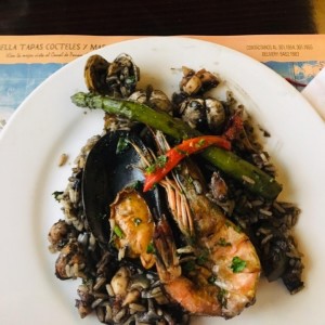 paella de arroz negro