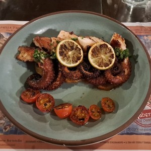 Pulpo a la Parrilla Sobre Medallones de Papa y Chimichurri