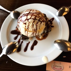 Brownie con helado