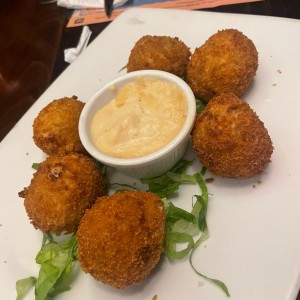 Croquetas de Langosta con Salsa de Quesos