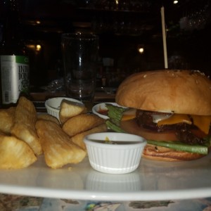 pulled pork hamburguer con yuca frita