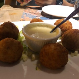 Croquetas de langosta con salsa 3 quesos