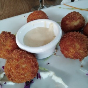 Croquetas de Langosta con Salsa de Quesos