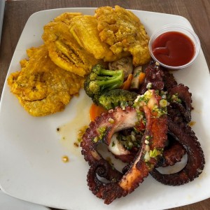 Pulpo con patacones 