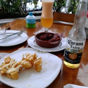 Papas alioli y Chorizo gallego (Corona y jugo natural de melon)