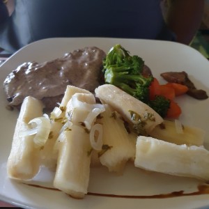 Filete de Res a las Tres Pimientas con Papas Salteadas