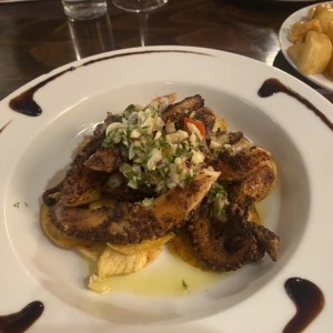 Pulpo a la Parrilla Sobre Medallones de Papa y Chimichurri