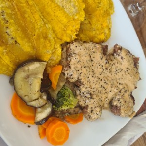 Filete de Res a las Tres Pimientas con Papas Salteadas