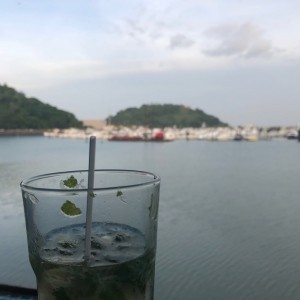 Mojito a medio tomar y la vista relajante del mar