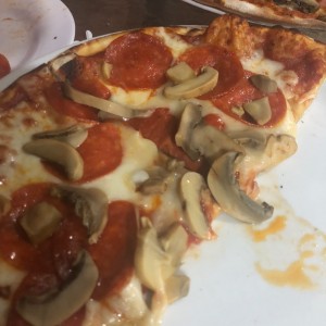 Pizza de peperoni con hongos