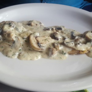 Filete de corvina con crema de hongos