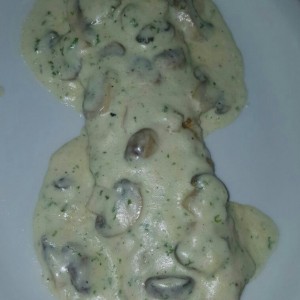 Filete de corvina con crema de hongos