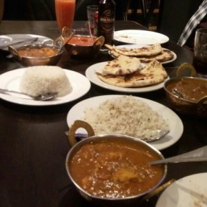 Arroz basmati, pan naan con queso, cordero masala,  pollo tika masala