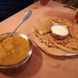 Butter chicken con paratha