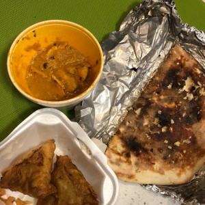 Butter Chicken Naan con ajo y Samosas de pollo