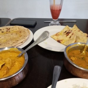 Roti, nan, butrer chicken y chicken curry. Delicioso todo