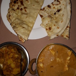 Aloo Ghobi, Shahi Paneer , Naan con Ajo y paneer