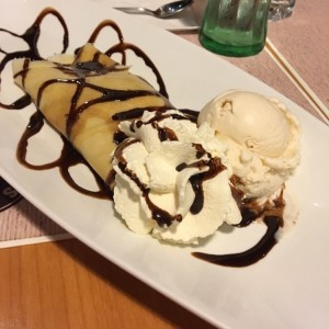 Crepe de nutella, banano y helado de vainilla