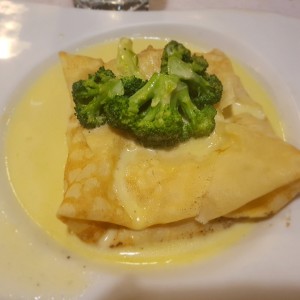 Crepes de Pollo, broccoli y queso