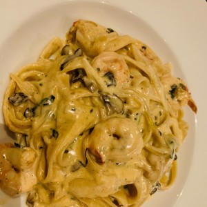 Fetuccini con Camarones y Hongos 