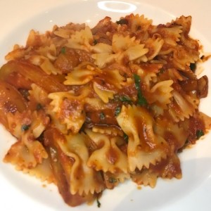 Farfalle de tomate y hongo