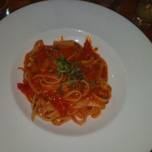 pasta con tomate y hongos